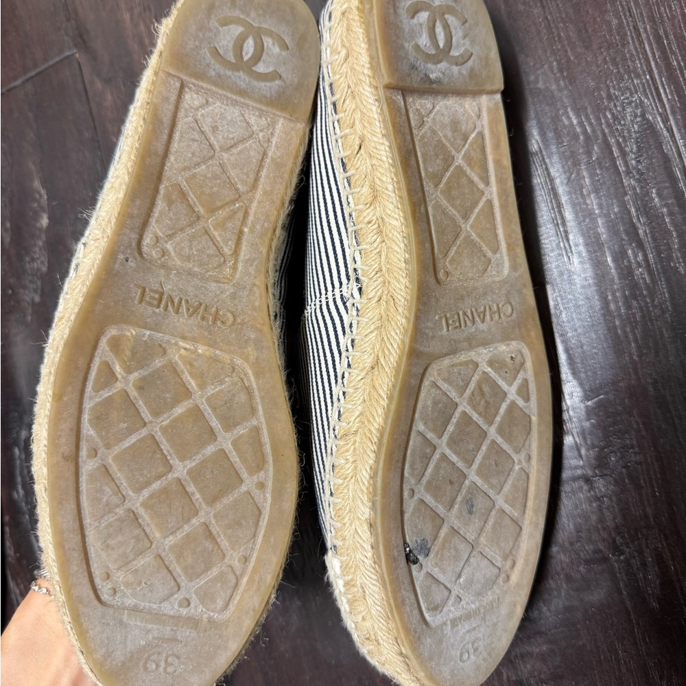 CHANEL Black and White Espadrilles with Iconic CC Logo - Picture 6 of 6